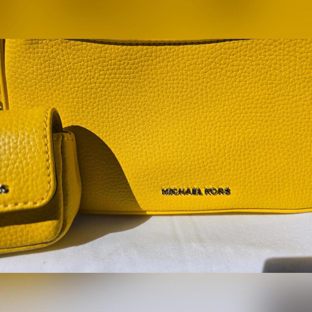 Michael Kors Jet Set Medium Pebbled Crossbody Bag - Picture 3 of 9